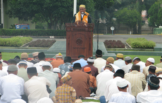 Prajurit YONKAV 6/Serbu & Masyarakat Shalat Id