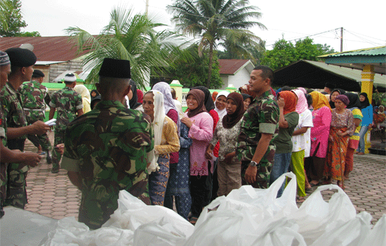 Keluarga Besar YONKAV 6/Serbu Serahkan Zakat Fitrah