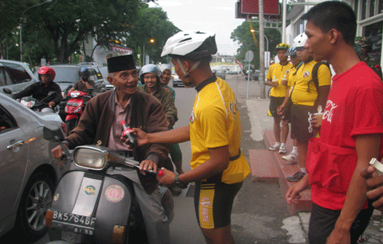 NKBC Bagikan Takjil Buka Puasa