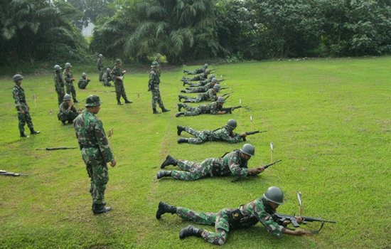 Latihan Menembak Senjata Ringan Triwulan II TA. 2012