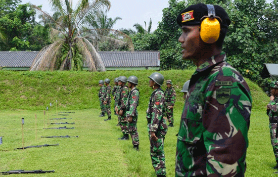 Latihan Menembak Senjata Ringan TW I TA. 2013