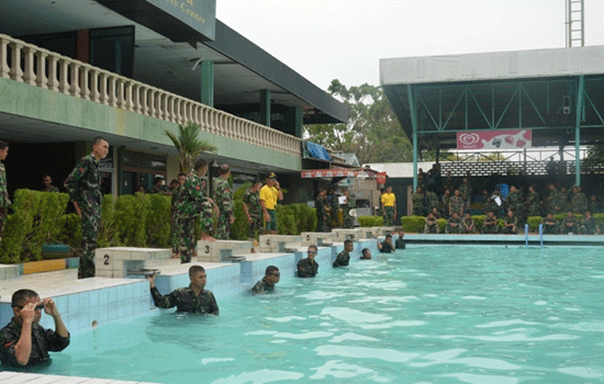 Seluruh Anggota YONKAV 6/Serbu Melaksanakan Latihan Renang Militer Dasar