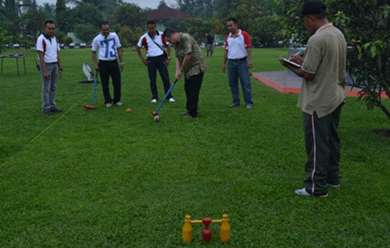 Pertandingan Olah Raga Wood Ball di Asrama Yonkav 6/Serbu