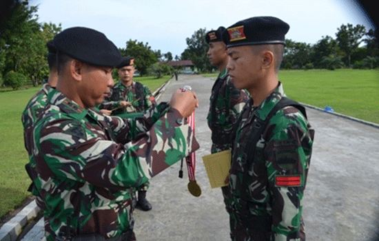 Upacara bendera Senin 20 Oktober 2014 Dan Pemberian Piagam Penghargaan