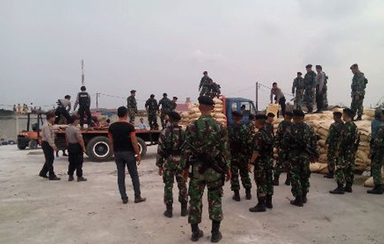TNI Polri Gerebek Gudang Pupuk , Minyak Dan Gas Ilegal