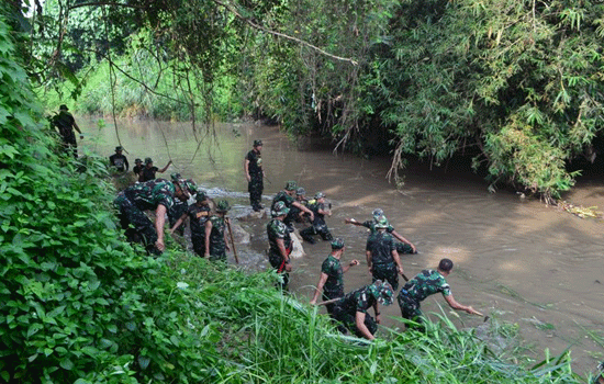 Personel Yonkav 6/Serbu Peduli Terhadap Kebersihan Sungai Deli