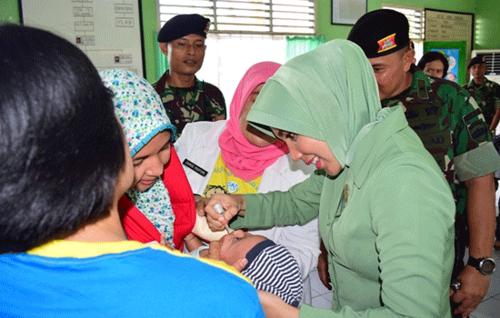 Isteri Menteri Pantau Imunisasi PIN di Yonkav 6/Serbu