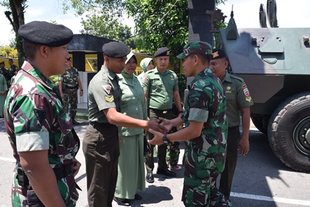 Pindah Satuan, 3 Personel Yonkav 6/NK Diarak Keliling Markas Naik Panser