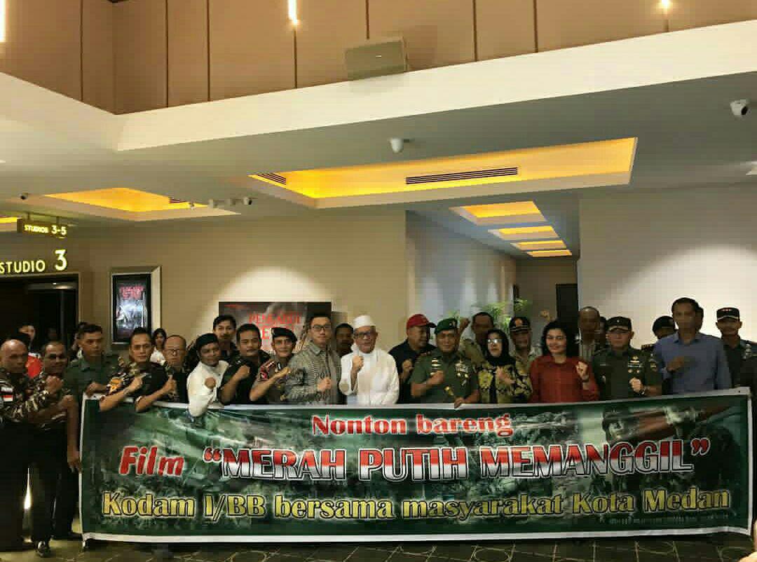 Prajurit Yonkav 6/NK Nonton Bareng Film Merah Putih Memamanggil