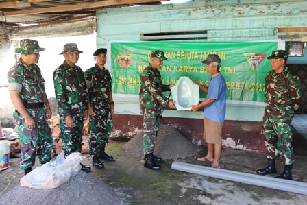 Yonkav 6/NK Bangun Jamban Warga