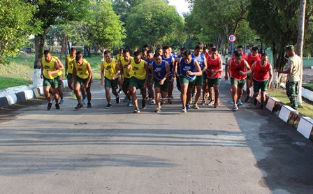 Prajurit Yonkav 6/NK Melaksanakan Samapta Garjas A Lari 3200 Meter