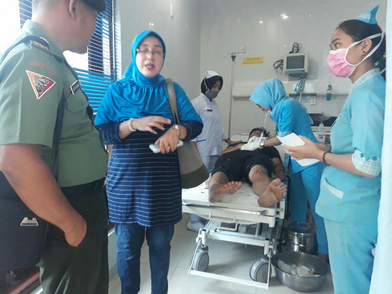 Prajurit Yonkav 6/NK Bantu Korban Laka Lalin