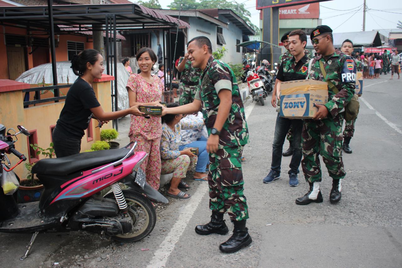 Yonkav 6/NK Berbagi Takjil Gratis kepada Masyarakat