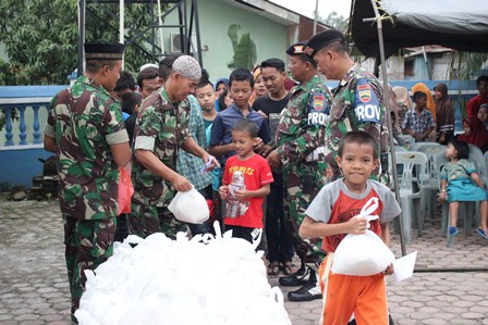 Yonkav 6/NK Bagikan 360 Paket Zakat Fitrah